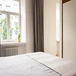 Spacious & Cozy Apartment Close To Old Town