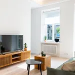 Spacious & Cozy Apartment Close To Old Town