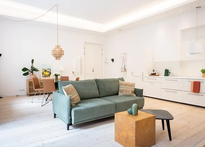 Spacious & Cozy Apartment Close To Old Town